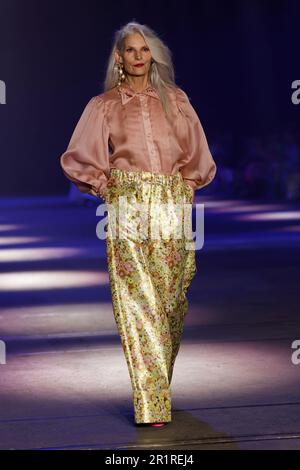 Sydney, Australien. 15. Mai 2023. Während der Afterpay Australian Fashion Week 2023 bei Carriageworks am 15. Mai 2023 in Sydney, Australien, läuft ein Model während der ALEMAIS Show auf der Laufbahn. Kredit: IOIO IMAGES/Alamy Live News Stockfoto