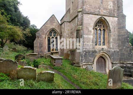 Dyrham, Chippenham, UK-August 2022; Flachblick auf die Peterskirche aus dem Jahr 1280 mit verwitterten Grabsteinen auf Gräbern Stockfoto