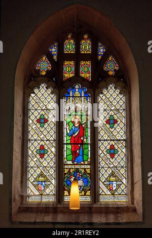 Malerischer Blick auf das Buntglasfenster der Peterskirche in Dyrham, Chippenham, Großbritannien, aus dem Jahr 1280 Stockfoto