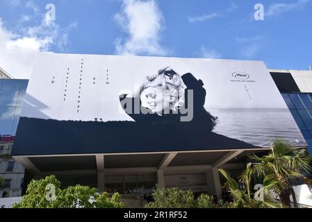 Frankreich, Cannes, das offizielle Poster des internationalen Fil Festivals 76. Dieses Jahr wurde die französische Schauspielerin Catherine Deneuve gewählt. Stockfoto