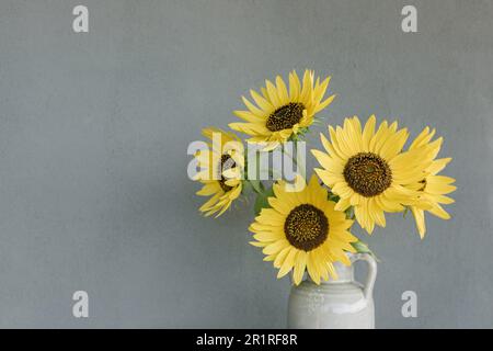 Nahaufnahme einer Reihe von Sonnenblumen in einer vase Stockfoto