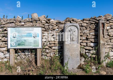 Lansdowne Hill, Cotswolds, UK-August 2022: Nahaufnahme des Hinweisschilds und der Markierung auf dem Schlachtfeld an der Steinmauer, wo der erste englische Bürgerkrieg stattfand Stockfoto