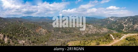Panoramablick auf Paphos Wald in der Nähe des verlassenen Dorfes Vretsia, Paphos Region auf Zypern. Stockfoto