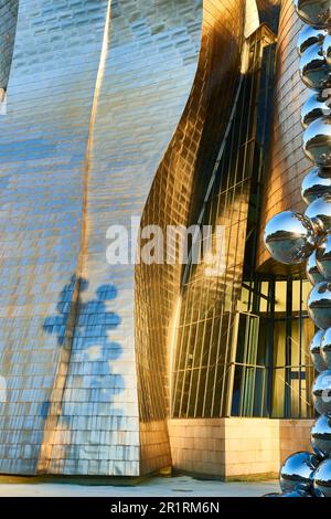 Der große Baum und das Auge eine Skulptur von Anish Kapoor, die vom Guggenheim Museum Bilbao erworben wurde. Stockfoto