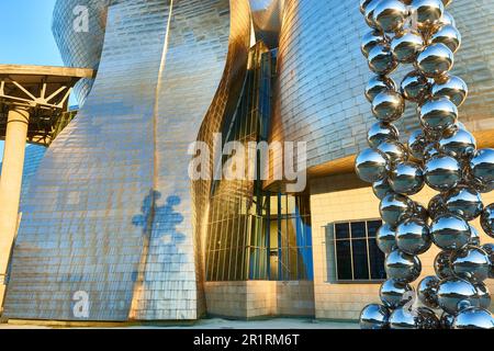 Der große Baum und das Auge eine Skulptur von Anish Kapoor, die vom Guggenheim Museum Bilbao erworben wurde. Stockfoto