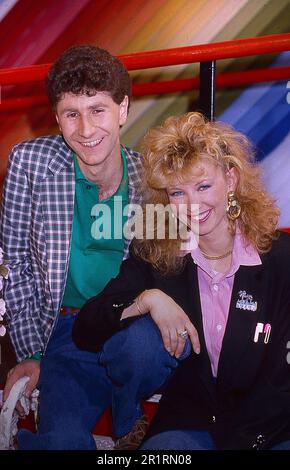 Rom, Italien. 16. November 2022. Fabio Fazio mit Simonetta Zauli in der Fernsehsendung Rai, Jeans in 1986 Credit: dpa/Alamy Live News Stockfoto