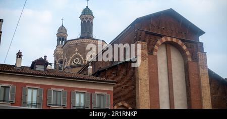 Diese atemberaubende Kirche Santa Maria delle Grazie al Naviglio ist ein wunderschönes Beispiel historischer Architektur mit einer beeindruckenden Kuppel und Säulen Stockfoto