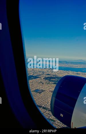 San Francisco, Kalifornien, USA 25. April 2023 Blick von einem Fluggastfenster auf den Vorort San Francisco, CA., USA mit Blick auf die Golden Gate Bridge, Presidio, Nob Hill und die Finanz-, Downtown- und Hafenviertel. Stockfoto