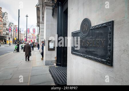 London - Mai 2023: Das Wolseley Hotel. Ein luxuriöses Café-Restaurant im Art déco-Stil in Mayfair, London. Stockfoto