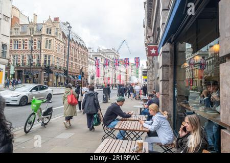 London - Mai 2023: Londoner Straßenszene auf Piccadilly in Londons Mayfair, West End Stockfoto