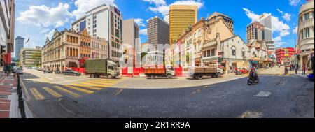 Panoramaaufnahmen einer Straße in Kuala Lumpur während des Tages mit Fotos des Straßenverkehrs in Malaysia im November 2013 Stockfoto