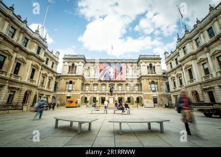 London - Mai 2023: Royal Academy of Arts in Mayfair, London. Ein Museum für klassische Kunst und beliebte Besucherattraktion Stockfoto