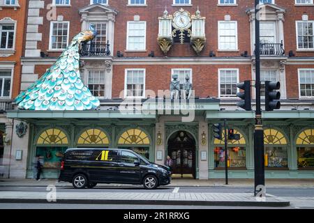 London - Mai 2023: Fortnum & Mason, ein gehobenes Kaufhaus in Piccadilly, London. Stockfoto