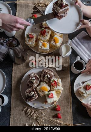 Kaffee und Kuchen auf einem Tisch von oben Stockfoto