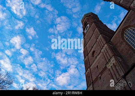 Die beiden Türme zum großen Dom im Zentrum Münchens wurden 1498 eröffnet Stockfoto