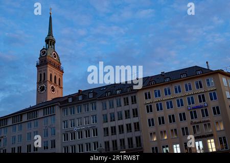 Die Büros rund um den Marienplatz in München dürfen die gotische Kirche St. peters nicht verstecken Stockfoto