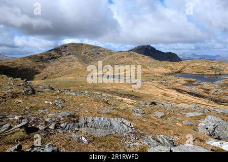 Tyndrum, Schottland, Großbritannien. 15. Mai 2023 Wechselhaftes Wetter in den schottischen Bergen um Tyndrum und Crianlarich. Mit Blick auf munros Ben Lui, Ben Oss und Beinn Dubhchraig mit spektakulärem Blick in die Ferne. Blick auf Ben Oss und Ben Lui im Schatten von den Hängen von Beinn Dubhchraig. Kredit: Craig Brown/Alamy Live News Stockfoto
