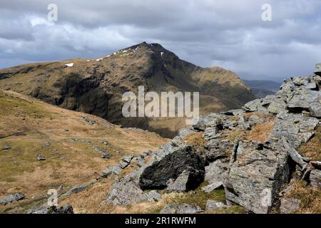 Tyndrum, Schottland, Großbritannien. 15. Mai 2023 Wechselhaftes Wetter in den schottischen Bergen um Tyndrum und Crianlarich. Mit Blick auf munros Ben Lui, Ben Oss und Beinn Dubhchraig mit spektakulärem Blick in die Ferne. Blick auf Ben Lui von den Hängen von Ben Oss. Kredit: Craig Brown/Alamy Live News Stockfoto
