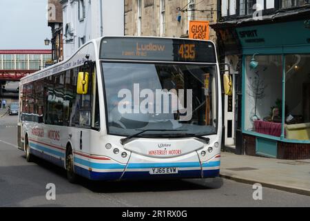 Shrewsbury, Großbritannien - 4. Mai 2023 - Minsterly Motors Route 435 bei Castle Gates in Shrewsbury Stockfoto