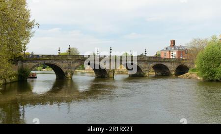 Waliser Brücke über den Fluss Severn in der englischen Grenzstadt Shrewsbury im Frühling Stockfoto