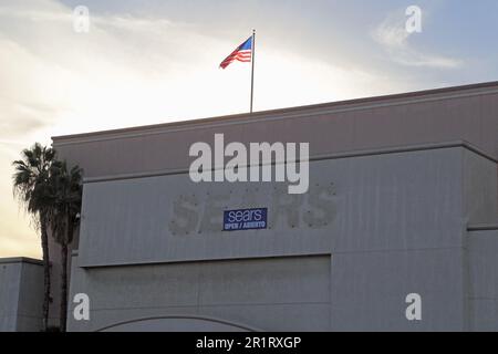 Los Angeles, Kalifornien/USA - 18. November 2017: Während eines Rebrandings wird ein Sears Kaufhausbanner über dem klassischen Logo des Einzelhändlers angezeigt. Stockfoto