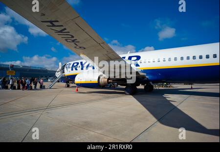 Ryanair Flugzeug G-RUKH Boeing 737-800, Einstieg in Passagiere am Flughafen Lissabon Stockfoto