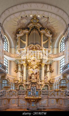 Altar und Orgel der Frauenkirche in Dresden Stockfoto