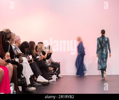 Sydney, Australien. 15. Mai 2023. Models präsentieren Kreationen während der Australian Fashion Week in Sydney, Australien, 15. Mai 2023. Die Modewoche begann am Montag und dauert bis zum 19. Mai. Kredit: Hu Jingchen/Xinhua/Alamy Live News Stockfoto