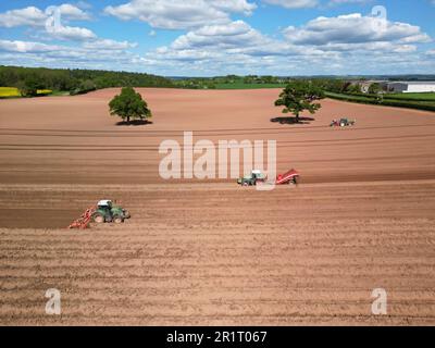 Pembridge, Herefordshire, Großbritannien - Montag, 15. Mai 2023 - UK Weather - Landwirte nutzen das gute Wetter und die trockenen Bedingungen, um Felder zu pflügen, um sich auf die Kartoffeln der Spätsaison im ländlichen Herefordshire vorzubereiten. Die Vorhersage ist für warme, sonnige und trockene Wetterbedingungen für die nächsten Tage mit lokalen Temperaturen von bis zu 20c °C in einem großen Teil Großbritanniens. Foto Steven May/Alamy Live News Stockfoto