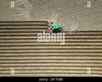 Pembridge, Herefordshire, Großbritannien - Montag, 15. Mai 2023 - UK Weather - Landwirte nutzen das gute Wetter und die trockenen Bedingungen, um Felder zu pflügen, um sich auf die Kartoffeln der Spätsaison im ländlichen Herefordshire vorzubereiten. Die Vorhersage ist für warme, sonnige und trockene Wetterbedingungen für die nächsten Tage mit lokalen Temperaturen von bis zu 20c °C in einem großen Teil Großbritanniens. Foto Steven May/Alamy Live News Stockfoto