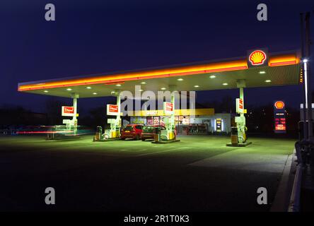 Eine Shell Tankstelle mit Autos Stockfoto