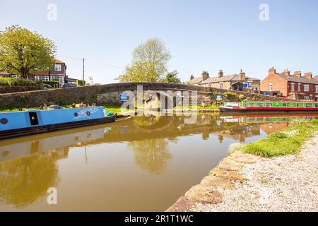 Schmalboote vertäuten am Peak Forest Canal an seiner Kreuzung mit dem Macclesfield-Kanal bei Marple Greater Manchester Stockfoto