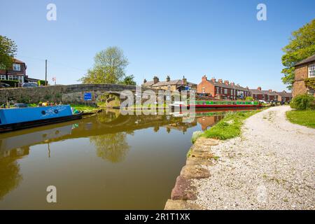 Schmalboote, die am Peak Forest Canal an der Kreuzung mit dem Macclesfield Canal bei Marple in Cheshire festgemacht sind Stockfoto