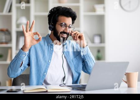 Hotline-Mitarbeiter. Indischer Mann Im Headset, Der Mit Einem Laptop Im Remotestandort Arbeitet Stockfoto