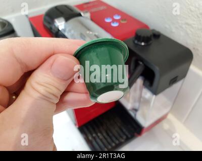 Vereinigte Staaten. 23. Mai 2022. Hand einer Person mit einem grünen uMatcha Matcha Tee-Pad für Nespresso-Maschinen, Lafayette, Kalifornien, 23. Mai 2022. (Foto: Smith Collection/Gado/Sipa USA) Guthaben: SIPA USA/Alamy Live News Stockfoto