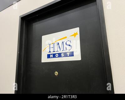 Vereinigte Staaten. 09. März 2023. Logo für das Handelsverwaltungsunternehmen HMS Host auf SFO (San Francisco International Airport), San Francisco, Kalifornien, 9. März 2023. (Foto: Smith Collection/Gado/Sipa USA) Guthaben: SIPA USA/Alamy Live News Stockfoto