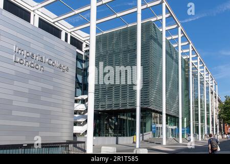 London, England - August 2022; Blick auf die moderne Fassade des Imperial College London (Imperial College of Science, Technology and Medicine) Stockfoto