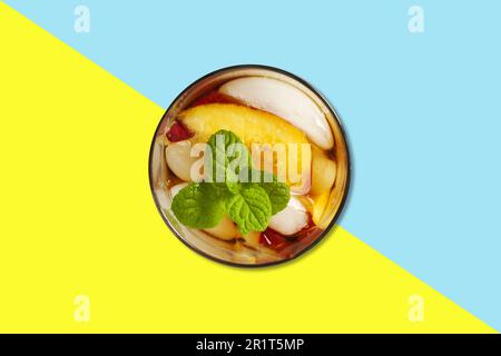 Apfelsaft auf kleinem Becher mit Pfefferminzblattflachlage isoliert. Stockfoto