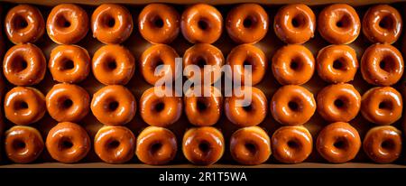 Köstliche glasierte Donuts mit Karamell. Draufsicht. Stockfoto