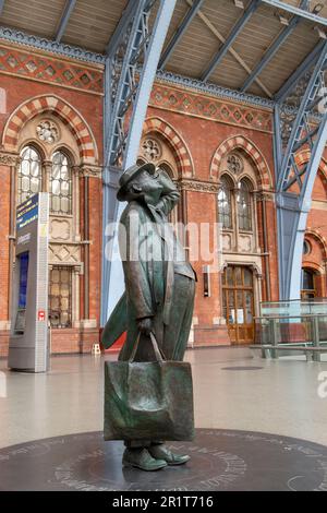 London, England - August 2022; aus nächster Nähe: John Betjeman-Statue der St. Pancras International Station in gotischer Architektur mit Bogendach Stockfoto