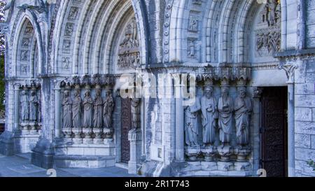 Details zur Fassade der Kathedrale Saint Fin Barre in Cork, Irland. Skulpturen religiöser Figuren am Eingang zur Kirche. Stockfoto