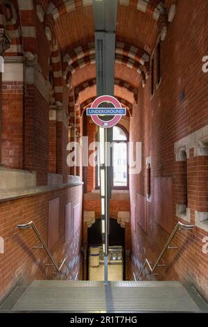 London, England - August 2022; vertikaler Blick auf die Treppe in der Station St. Pancras in der Architektur der gotischen Wiedergeburt, die zur unterirdischen Plattform führt Stockfoto