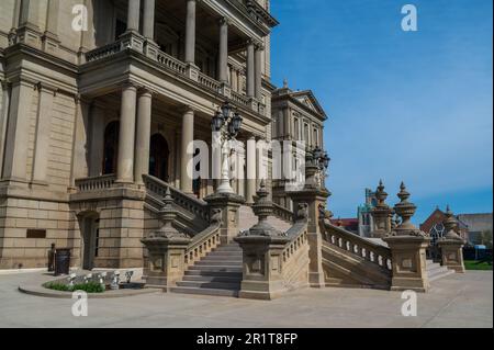 Lansing MI - 6. Mai 2023: Haupteingang zum Kapitol von Michigan mit kunstvollem Marmor, Stufen und Laterne Stockfoto