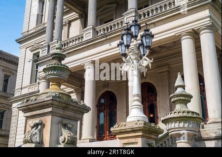 Lansing MI - 6. Mai 2023: Haupteingang des Kapitolgebäudes von Michigan mit kunstvollem Mauerwerk und Laterne Stockfoto