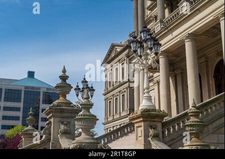 Lansing MI - 6. Mai 2023: Haupteingang zum Kapitol von Michigan mit kunstvollem Marmor, Stufen und Laterne Stockfoto