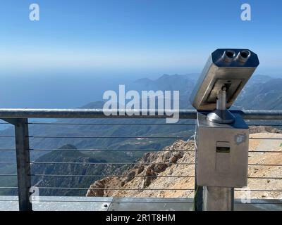 Fernglas-Teleskop auf der Aussichtsplattform für Touristen. Münzbetriebene elektronische Ferngläser für Touristen. Stockfoto