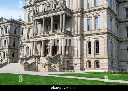 Lansing MI - 6. Mai 2023: Haupteingang des Kapitolgebäudes von Michigan mit kunstvollem Mauerwerk und Laterne Stockfoto