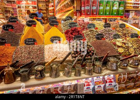 Im Großen Basar in Istanbul, Türkei. Der große Basar ist der größte und älteste überdachte Markt, der alte Basar der Welt. Stockfoto