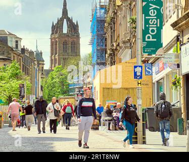 Glasgow, Schottland, Vereinigtes Königreich, 15. Mai 2023. UK Weather: Im warmen Stadtzentrum gingen die Einheimischen auf die Straße, um das Stadtleben zu genießen. Paisley City Centre High Street in der Sonne. Credit Gerard Ferry/Alamy Live News Stockfoto