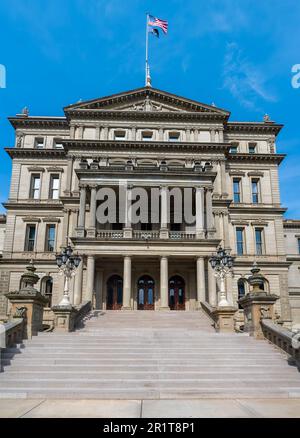 Lansing MI - 6. Mai 2023: Haupteingang zum Kapitol von Michigan mit kunstvollem Marmor, Stufen und Laterne Stockfoto